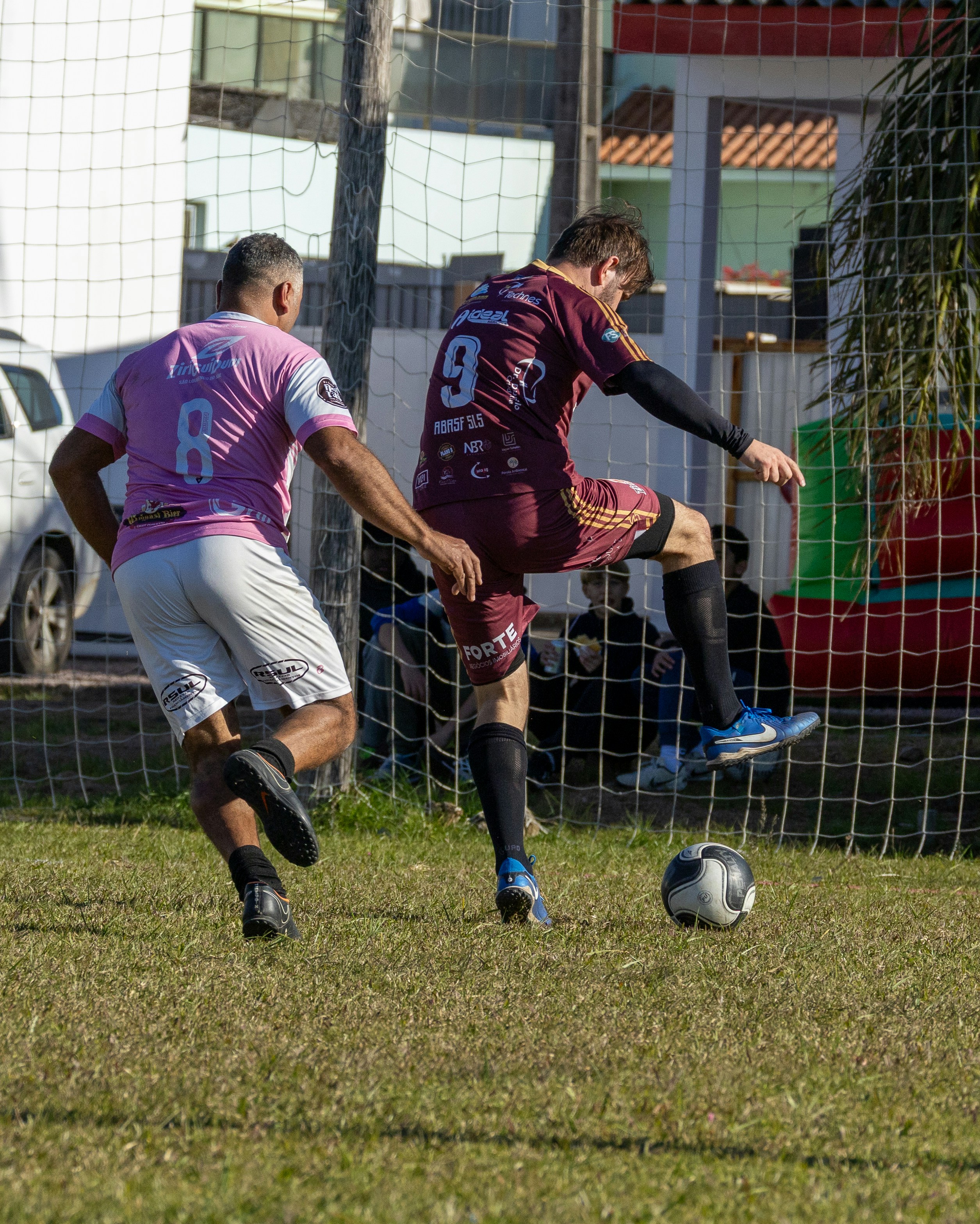Jugador de fútbol en acción, sin textos superpuestos